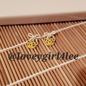 TIGER PRIDE STUD EARRINGS